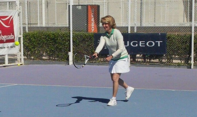 Aguirre juega al tenis en Montecarmelo
