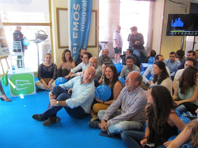Ramiro Ruiz, J.J Carneo y León de la Riva con los jóvenes de NNGG