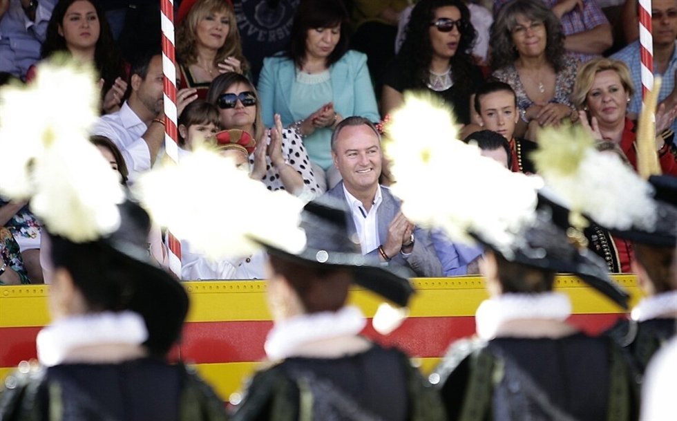 Alberto Fabra en la Entrada de Moros y Cristianos en Petrer