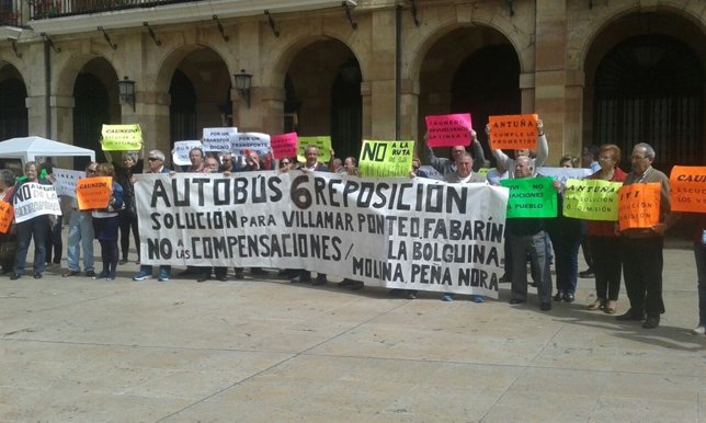 Vecinos de Villamar se concentran en Oviedo para reclamar la línea 6 de bus