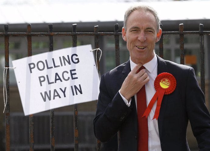 Líder del partido laborista escocés Jim Murphy, vota en Glasgow