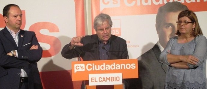 Javier Nart en un acto de campaña con la candidata de C's en Extremadura