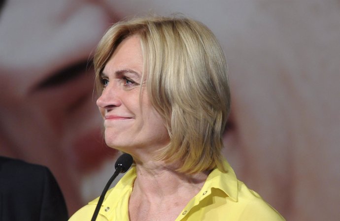 Evelyn Matthei, the conservative candidate of the ruling Alianza coalition, give