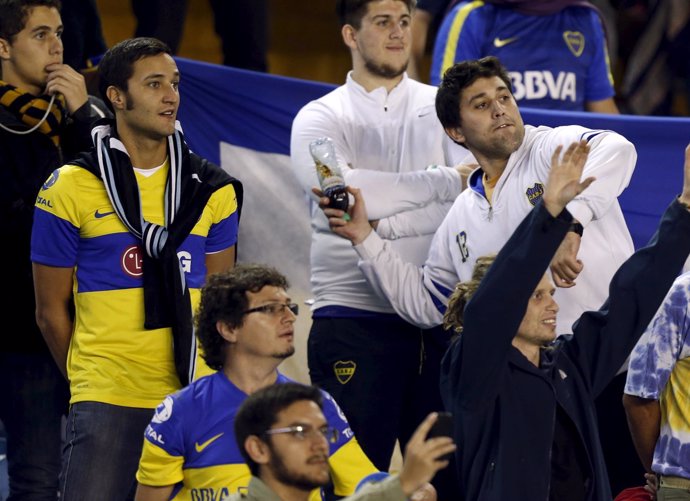 Un hincha del Boca Juniors lanza una botella en el 'clásico'