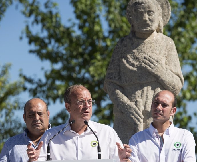 Monago, en Santa María de las Lomas junto a la estatua de San Isidro