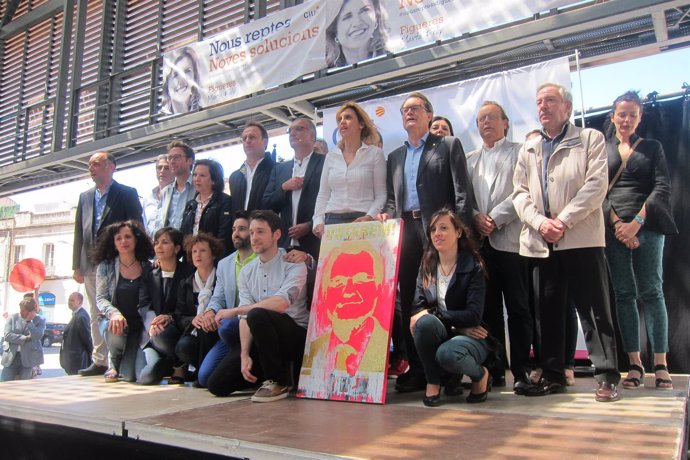 Artur Mas y Marta Felip junto a miembros de CiU en Figueres (Girona)