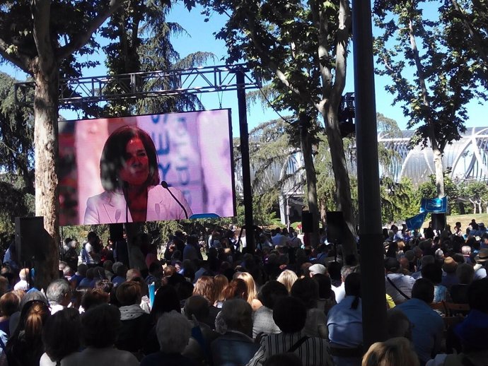 Los asistentes al mitin del PP ven a Ana Botella a través de una pantalla