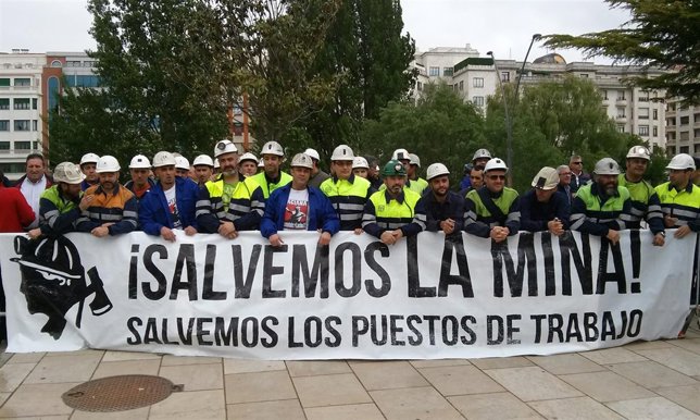 Los  mineros protestan ante el Forum Evolución