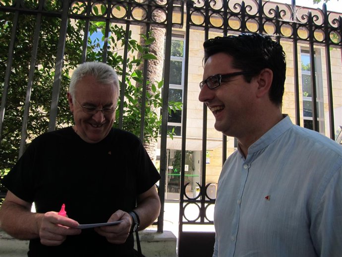 Cayo Lara y Pedro García ante la sede de Sadeco