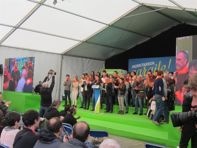 Xabier Olano en el acto de EH Bildu con candidatos.