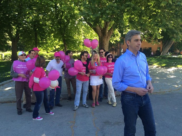 David Ortega durante un reparto informativo