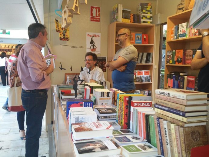 Juan Espadas visita la Feria del Libro de Sevilla