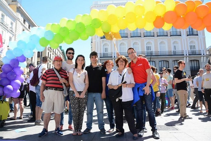 Componentes de Ahora Madrid en la concentración LGTB