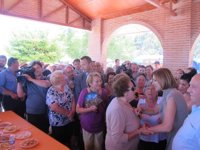 El Provencio recibe a Cospedal con 'vivas', 'guapa' y 'presidenta' en su recorrido por la romería de San Isidro