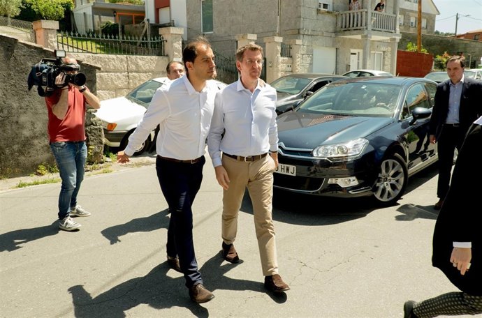 El presidente del PPdeG, Alberto Núñez Feijóo, con el candidato de Poio