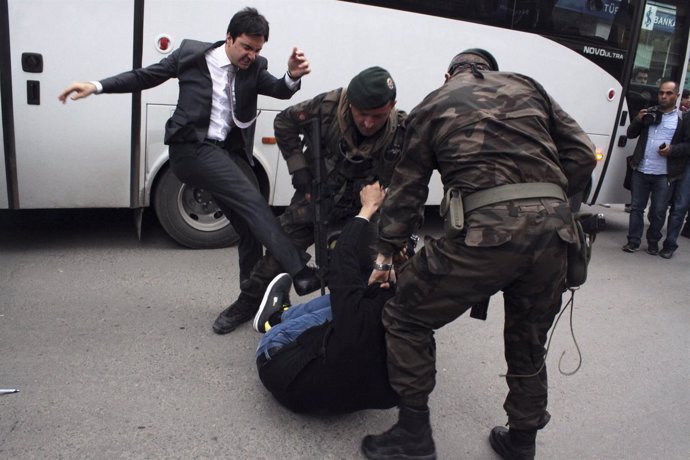 Un protestante es agredido por Yusuf Yerkel, asesor de Erdogan