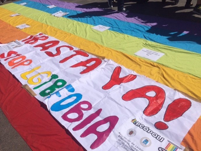 Pancarta del Día Internacional contra la Homofobia
