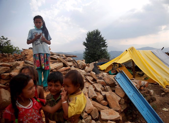 Niños delante de su casa derruida en Nepal