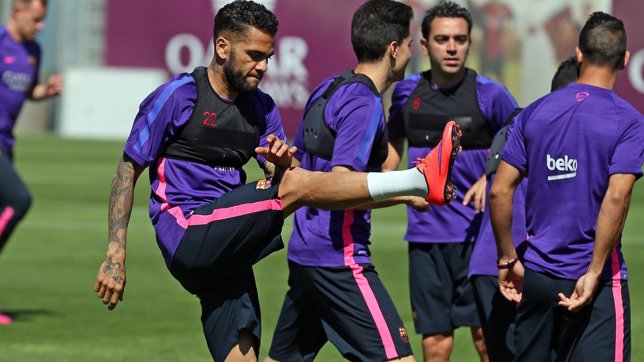 Dani Alves y Xavi, entre otros, se entrenan con el Barça