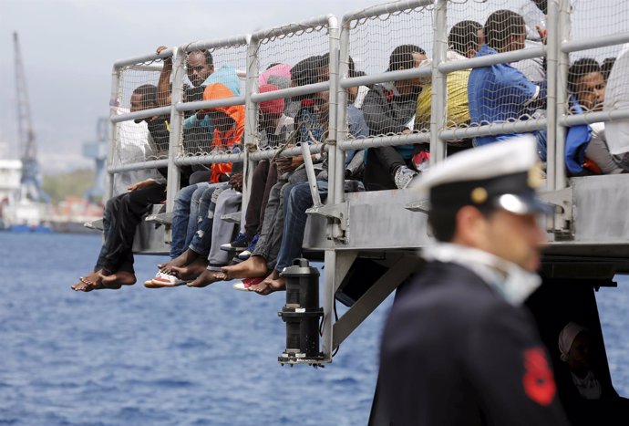 Inmigrantes esperan a desembarcar en Italia