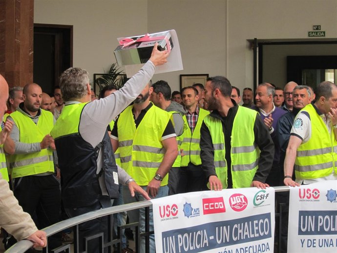 Los policías locales con la caja