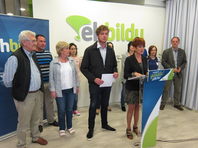 Bakartxo Ruiz, Maiorga Ramirez y Adolfo Araiz con otros miembros de EH Bildu.