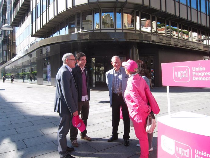Zarranz y Herzog junto a otros candidatos de UPyD en el acto electoral