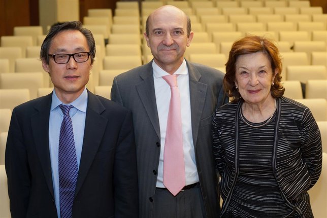 Frank Hu, Miguel Ángel Martínez y Antonia Trichopoulou