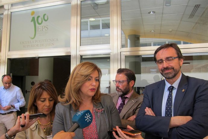 Serrano, junto al rector de la UJA, Juan Gómez, atiende a los periodistas.