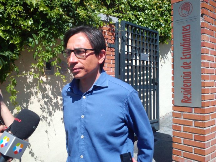Ramón Marcos a las puertas de la Residencia de Estudiantes
