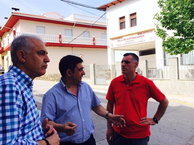 Francisco Reyes (c) en su visita oficial a La Iruela.