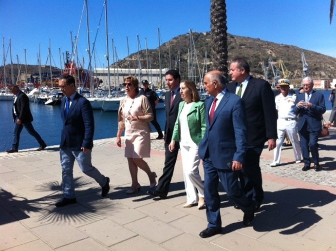 La ministra de Fomento, Ana Pastor a su paso por Cartagena