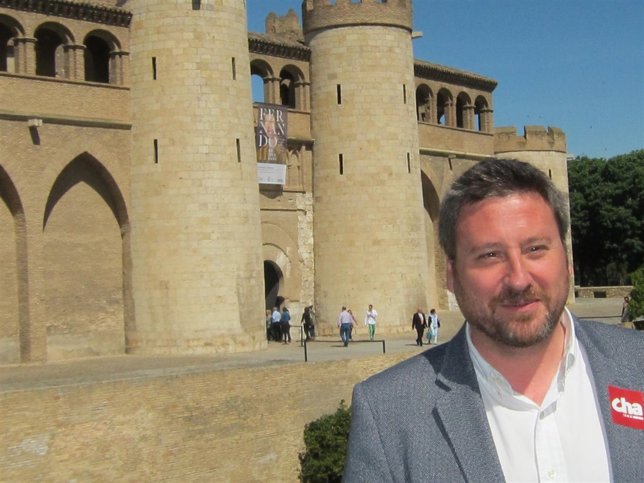 El candidato de CHA, José Luis Soro, frente a La Aljafería