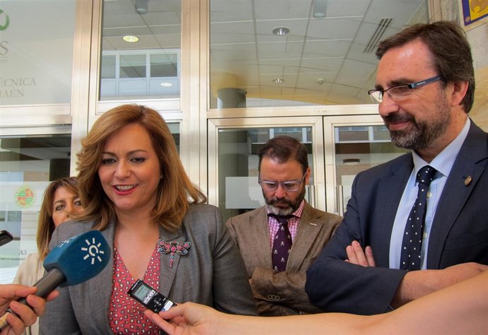 Serrano atiende de los periodistas junto al rector de la UJA, Juan Gómez.