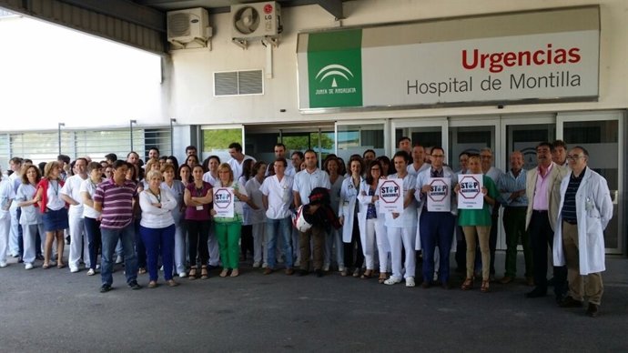 Los trabajadores del Hospital de Montilla concentrados ante Urgencias