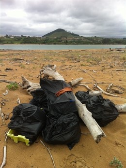 Basura en la playa de Liencres 