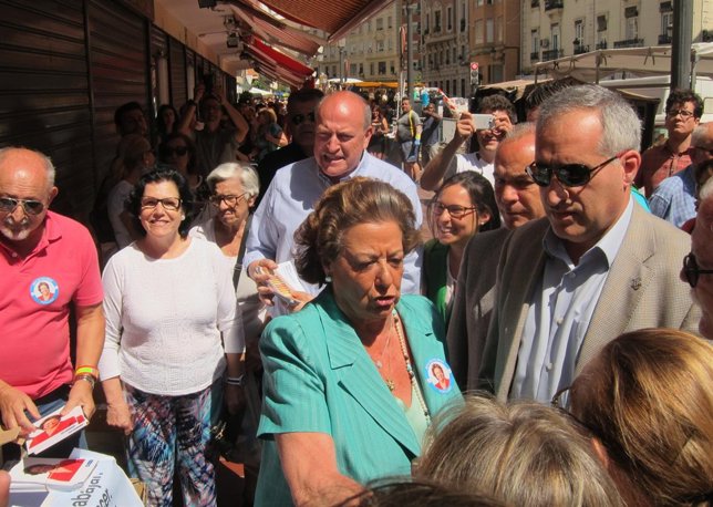 Barberá durante su visita al mercado de Russafa 