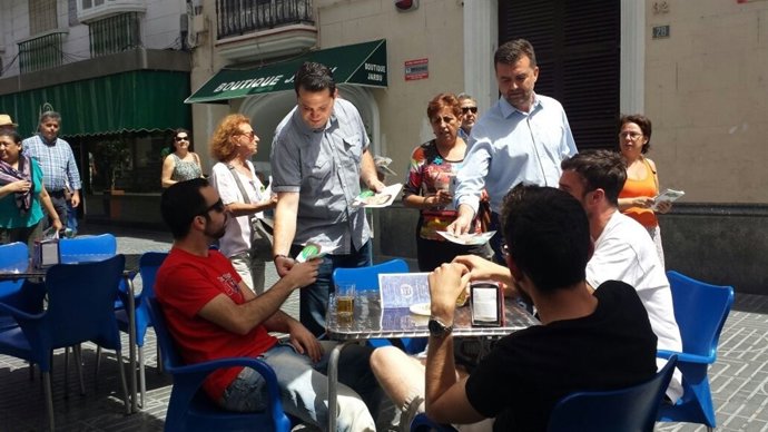 Maíllo participa en un reparto electoral en El Puerto de Santa María