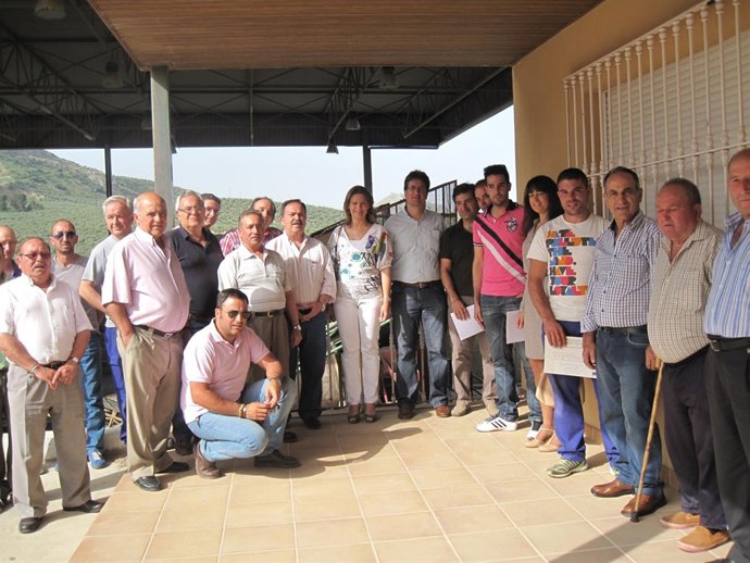 Cobo, en el centro, con alumnos y responsables del curso de podador.