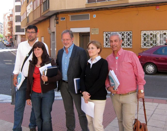 Candidatos de VTLP junto al Centro de Mayores de San Juan
