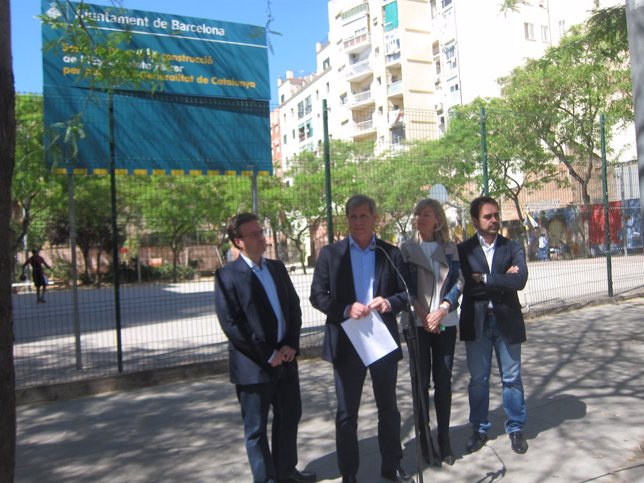 Alberto Fernández (PP) junto a concejales del partido en Barcelona