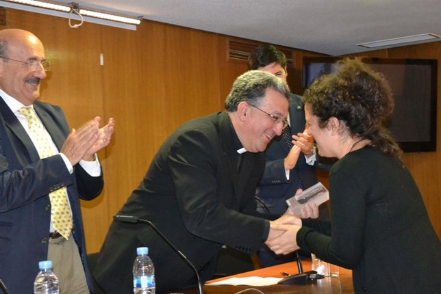 Cristina recoge premio de Obispo
