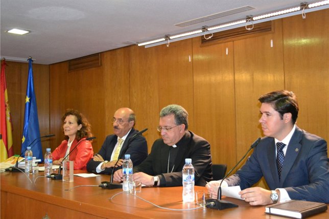 Mesa presidencial entrega premio