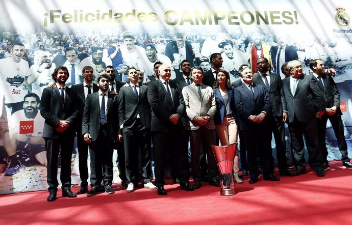 Los jugadores del Real Madrid de Baloncesto llevan la Copa a la Comunidad