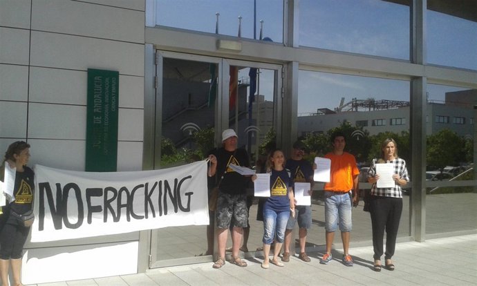 Protesta ante la sede de la Consejería.