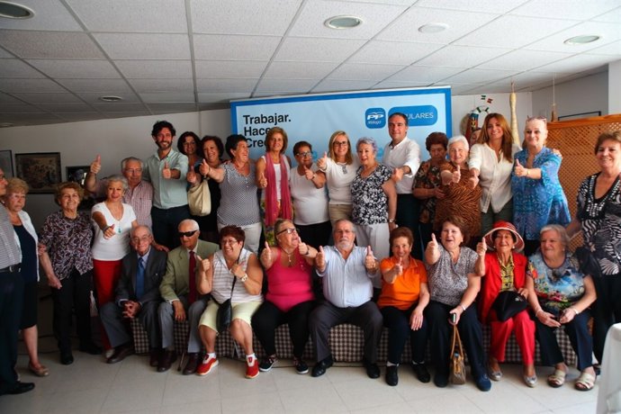 Elías Bendodo y Ana Mula con mayores