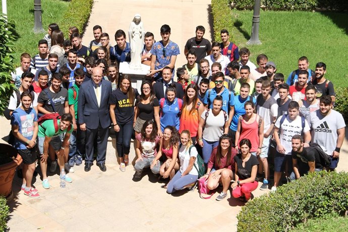 Jennifer Pareja con los alumnos de la Facultad de Deporte de la UCAM
