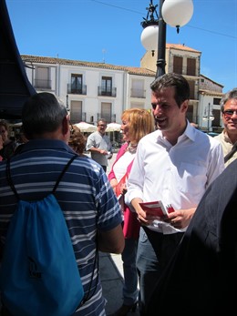 Luis reparte propaganda electoral en un mercado en El Barco de Ávila.