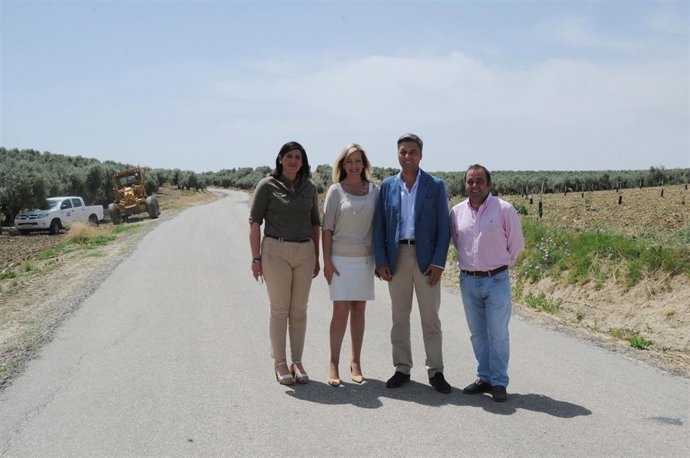 Lorite (con chaqueta), entre Alba y Pedregosa, en la CO-4200