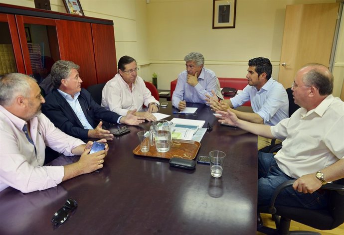 Reunión entre la Junta y los alcaldes.     